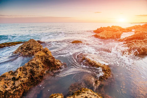 风景名胜多岩石的海岸线海角 Milazzo.Sicily 意大利. — 图库照片