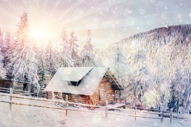 gün batımında dağlarda Chalets. Kış selamlar