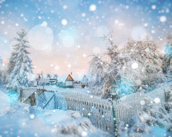 Chalets dans les montagnes au coucher du soleil. Salutations d'hiver — Photo