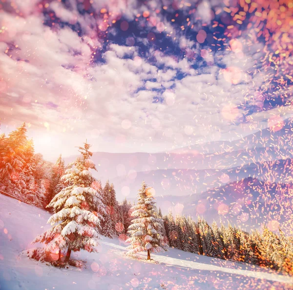 Сказочный зимний пейзаж в горах, фон с сомом — стоковое фото