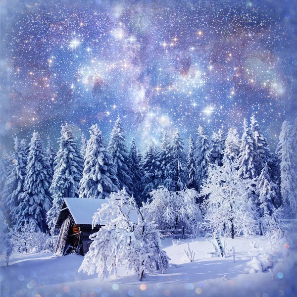 Fantastyczne zimowy krajobraz. Chata pod gwiazdami. w tle — Zdjęcie stockowe