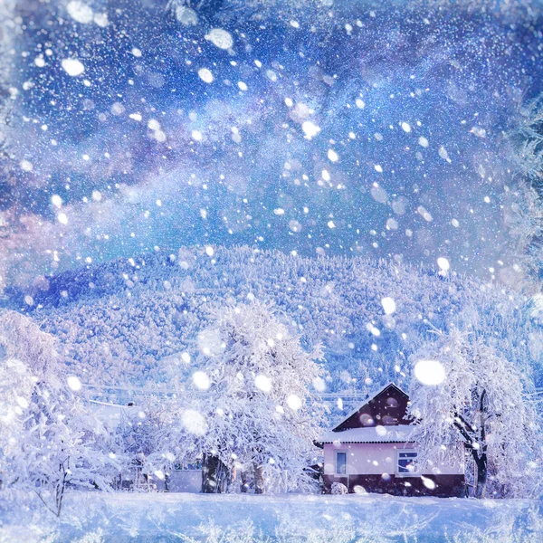fantastik kış manzarası. Chalet yıldızların altında. arka plan w