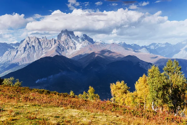 Autumn landscape and snow-capped mountain peaks. View of the mou — Stock Photo, Image