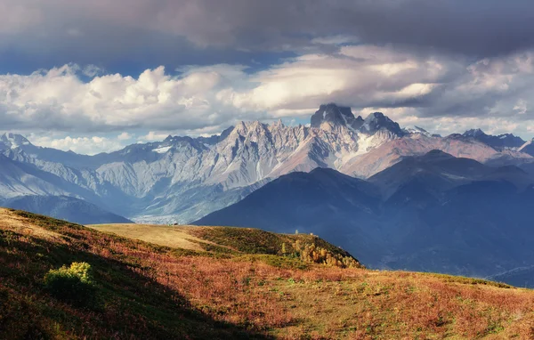 Herbstlandschaft und schneebedeckte Berggipfel. Blick auf das Mou — Stockfoto