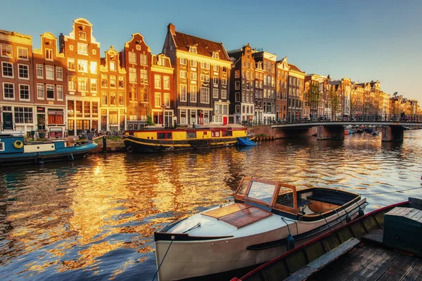 Amsterdam'da güzel bir gece. gece aydınlatma binaların bir