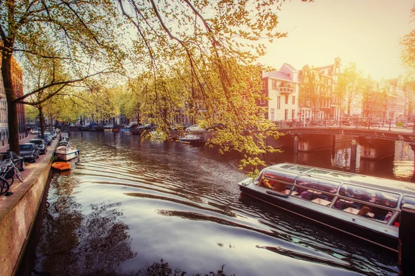 Amsterodamského kanálu při západu slunce. Amsterdam je hlavní město a nejvíce pop — Stock fotografie