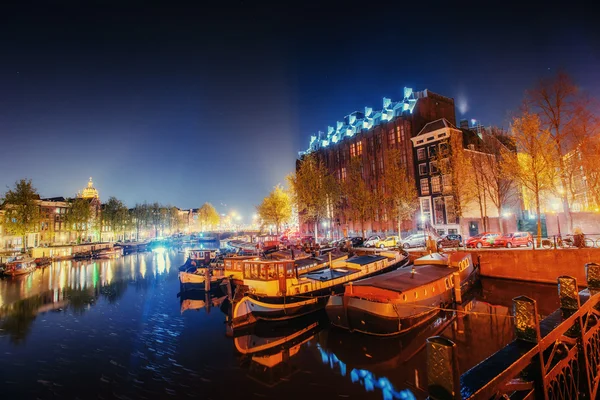 Vacker natt i amsterdam. natt belysning byggnader en — Stockfoto