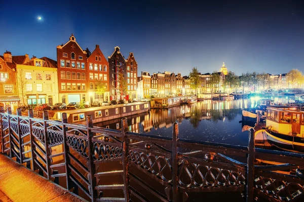 Hermosa noche en Amsterdam. Iluminación nocturna de edificios y —  Fotos de Stock