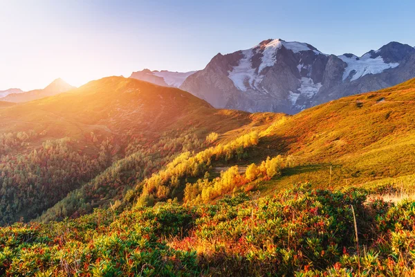 Podzimní krajina a zasněženými vrcholky. Pohled na memoranda — Stock fotografie