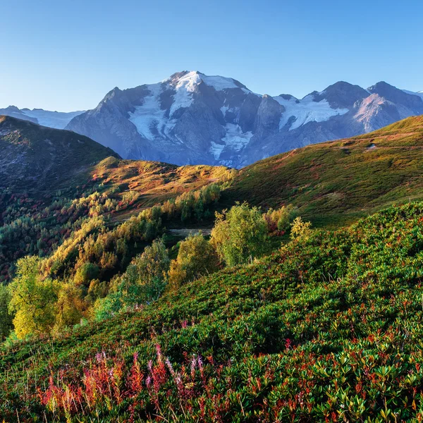 Jesień krajobraz i ośnieżone szczyty górskie. Widok z PU — Zdjęcie stockowe