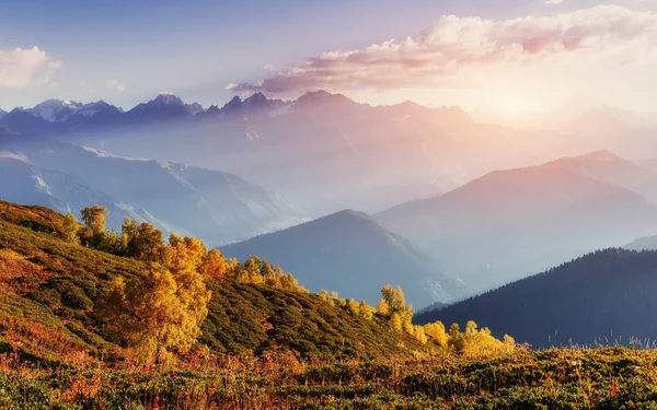 Herbstlandschaft und schneebedeckte Berggipfel. Blick auf das Mou — Stockfoto