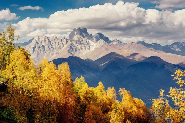 Zauberhafte Herbstlandschaft und schneebedeckte Berggipfel. Blick auf t — Stockfoto