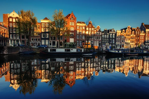 Bella serata ad Amsterdam. Illuminazione notturna di edifici e Foto Stock Royalty Free