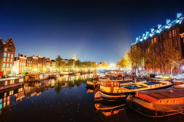 Bella serata ad Amsterdam. Illuminazione notturna di edifici e Immagine Stock
