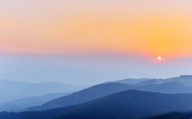 Kalın sis ve gündoğumu dağlarda. Karpatlar. Ukrayna. AB