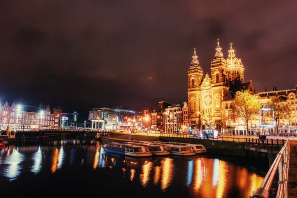 Amsterdam'da güzel bir gece. gece aydınlatma binaların bir