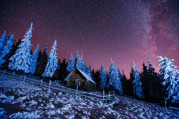 Cabin in the mountains. Fantastic winter meteor rain and snowy m — Stock Photo, Image