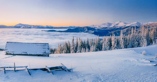 Chalets in the mountains at sunset. Carpathian, Ukraine, Europe. — Stock Photo, Image