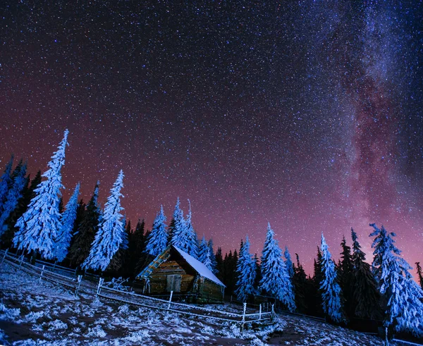 Cabin in the mountains. Fantastic winter meteor rain and snowy — Stock Photo, Image