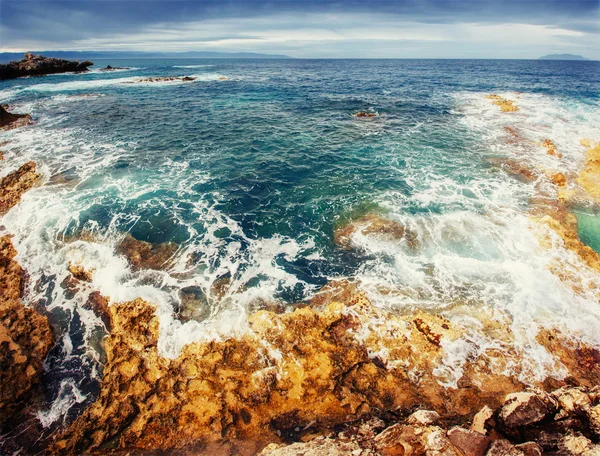 Schilderachtige rotsachtige kustlijn Cape Milazzo. Sicilië, Italië. — Stockfoto