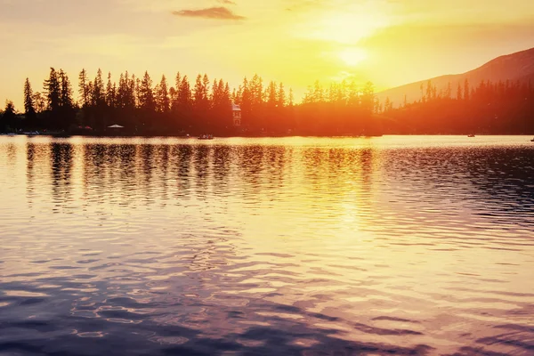 Puesta de sol sobre el lago. Majestuoso lago de montaña en el Parque Nacional Hi — Foto de Stock