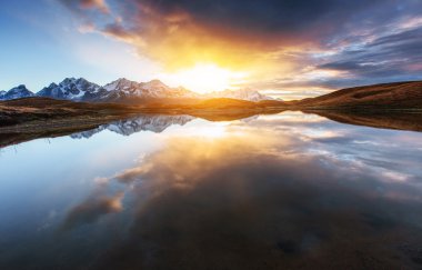 Sunset bulvarında dağ gölü Koruldi. Üst Svaneti, Georgia, Europe.