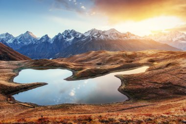 Sunset bulvarında dağ gölü Koruldi. Üst Svaneti, Georgia, Europe.