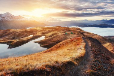 Yol önde gelen ridge günbatımında Goulet geçmek. Üst Svaneti, coğrafi