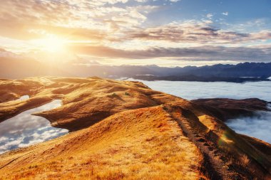 Yol önde gelen ridge günbatımında Goulet geçmek. Üst Svaneti, coğrafi
