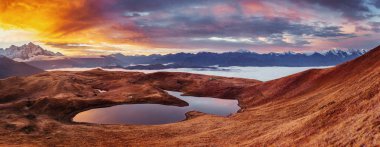 Sunset bulvarında dağ gölü Koruldi. Üst Svaneti, Georgia, Europe.