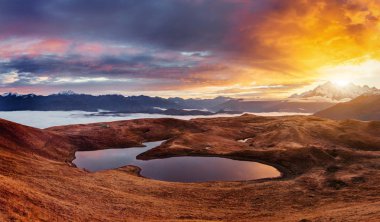 Sunset bulvarında dağ gölü Koruldi. Üst Svaneti, Georgia, Europe.