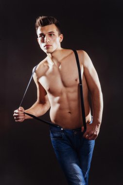 Çıplak gövde fitness ayakta kot pantolon ile olan bir adam portresi