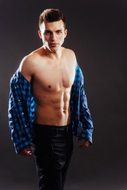 gömlekli çıplak adam