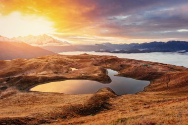 Sunset bulvarında dağ gölü Koruldi. Üst Svaneti, Georgia, Europe.