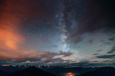 Fantastik kış meteor yağmuru ve karla kaplı dağlar