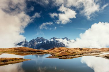 Dağlarda pitoresk peyzaj. Üst Svaneti, Georg
