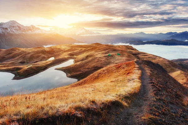 La senda que conduce a la cresta pasa por Goulet al atardecer. Alto Svaneti, Geo. — Foto de Stock