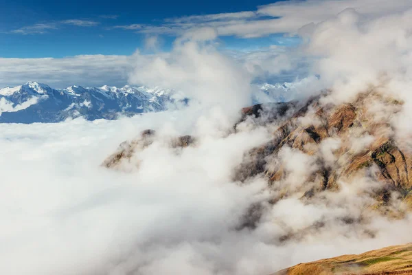 Hustá mlha na horský průsmyk Goulet. Gruzie, Svaneti. Evropa. — Stock fotografie