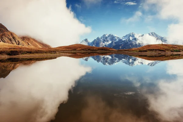 Lago de montaña Koruldi. Upper Svaneti, Georgia, Europa. Cáucaso —  Fotos de Stock