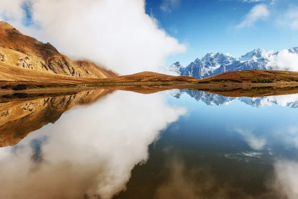 Λίμνη βουνό Koruldi. Άνω Svaneti, γεωργία, Ευρώπη. Καυκάσου — Φωτογραφία Αρχείου