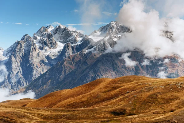 Schneebedeckte Berge im Nebel. Herbst am Koruldi-See. Euro — Stockfoto