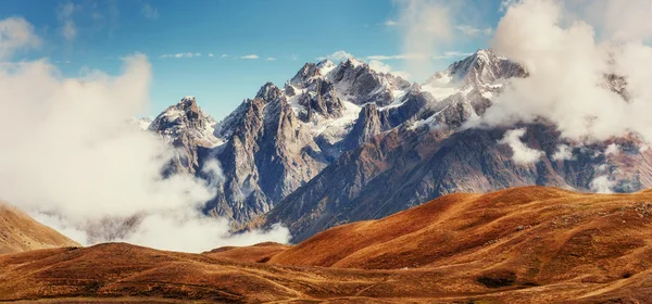 Niebla gruesa en el paso de montaña Goulet. Georgia, Svaneti. Europa . — Foto de Stock