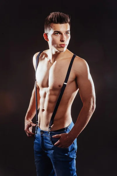 Portret mężczyzny z nagi tors fitness stojący w dżinsy z — Zdjęcie stockowe