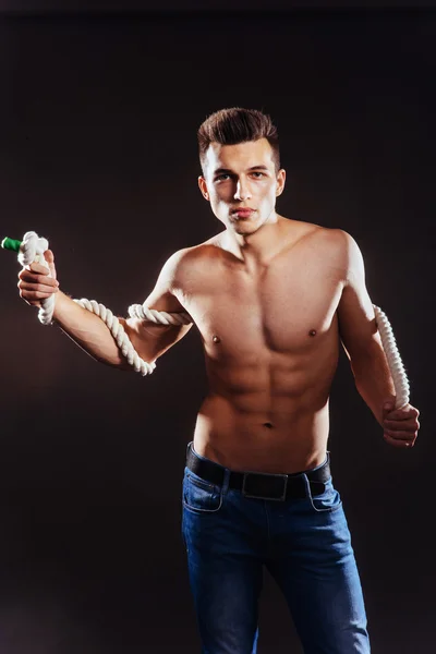 A young guy with a naked torso and rope. — Stock Photo, Image