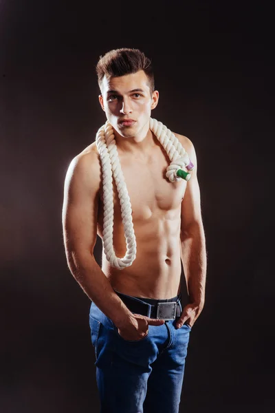 Ein junger Kerl mit nacktem Oberkörper und Seil. — Stockfoto