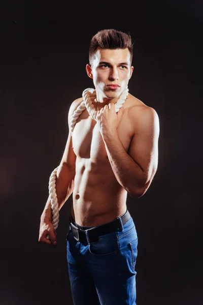 Mladý muž se nahý trup a lana. — Stock fotografie