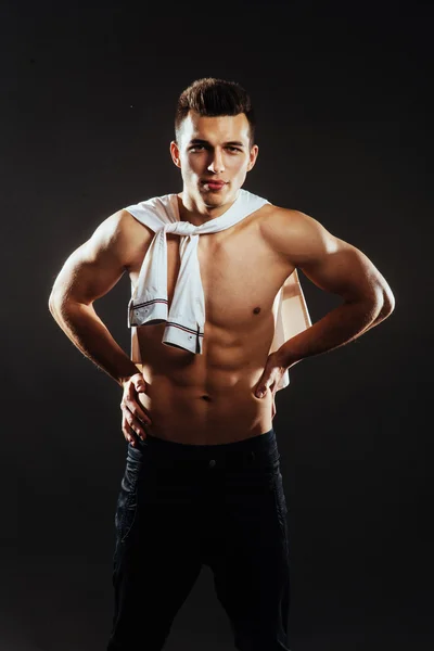 A young male bodybuilder posing. Good physical preparation. — Stock Photo, Image