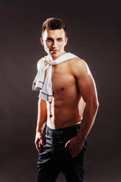 En ung manlig bodybuilder poserar. Goda fysiska förberedelser. — Stockfoto