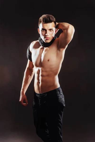 Sexy mladý muž s nahý trup na tmavém pozadí — Stock fotografie