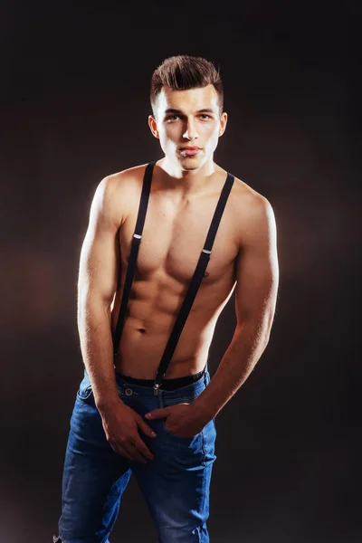 Portrét muže s nahé tělo fitness stojící v džínách s — Stock fotografie